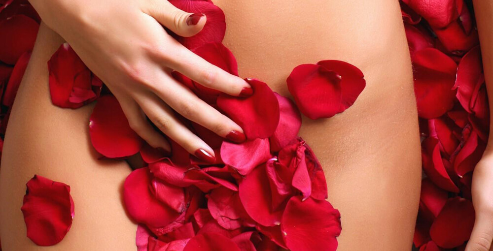ерогенні зони жінки під пелюстками троянд